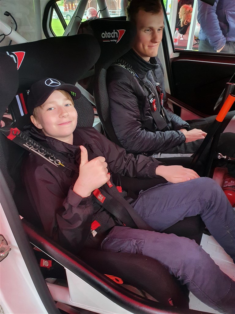 Oliver Saust fra Shell Helix Historic Sprint Cup gav en ung rallyfan en køreoplevelse ud over det sædvanlige.
(Foto: Åge Keseler Kirketerp)